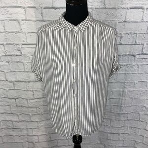 Universal Thread button down short sleeve collar blouse B&W sz Med women